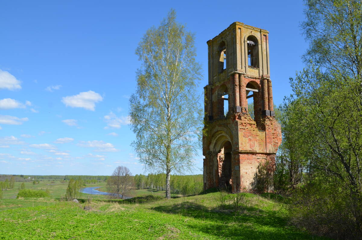 Церковь Успения Пресвятой Богородицы, Белый Берег (Сафоновский район, Смоленская область). общий вид в ландшафте, Слева виден Днепр