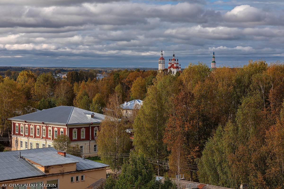 Вид с колокольни Успенской церкви, общий вид в ландшафте. Храмовый комплекс. Церкви Входа Господня в Иерусалим и Иоанна Предтечи, Тотьма (Тотемский район, Вологодская область)