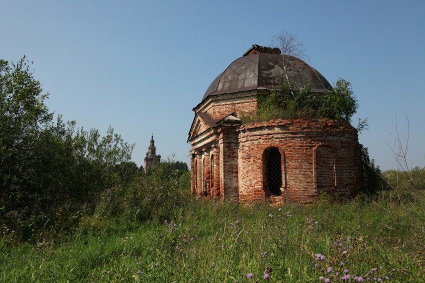 Истобенск. Часовня Николая Чудотворца. фасады, На заднем плане - Никольский храм