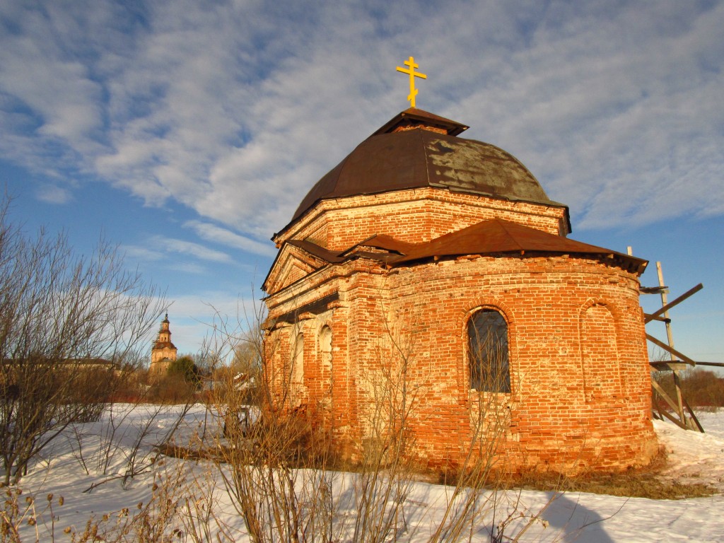 Часовня Николая Чудотворца, Истобенск (Оричевский район, Кировская область). фасады, Часовня и церковь (на заднем плане) Николая Чудотворца