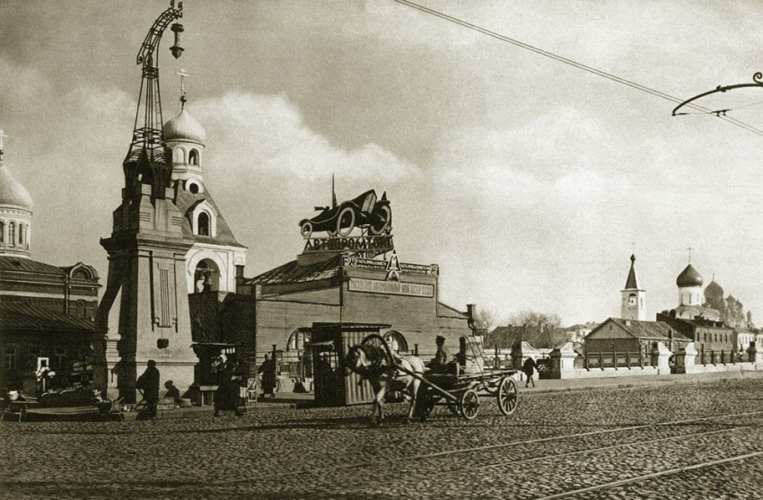 Собор Александра Невского в Миуссах, Тверской (Центральный административный округ (ЦАО), г. Москва). архивная фотография, Слева Церковь Воздвижения Честного Креста Господня при Ямских училищах,Москва, Ленинградский просп., 4.Собор Александра Невского в память освобождения крестьян от крепостной зависимости.Собор Александра Невского на Миусской площади.Современный адрес	Москва, ул. Александра Невского, [перед д. 4]; Миусская пл.Справа Храм Николы Чудотворца у Тверской заставы. Москва, ул. Бутырский вал, 8/3.Фотография 1920 года 
