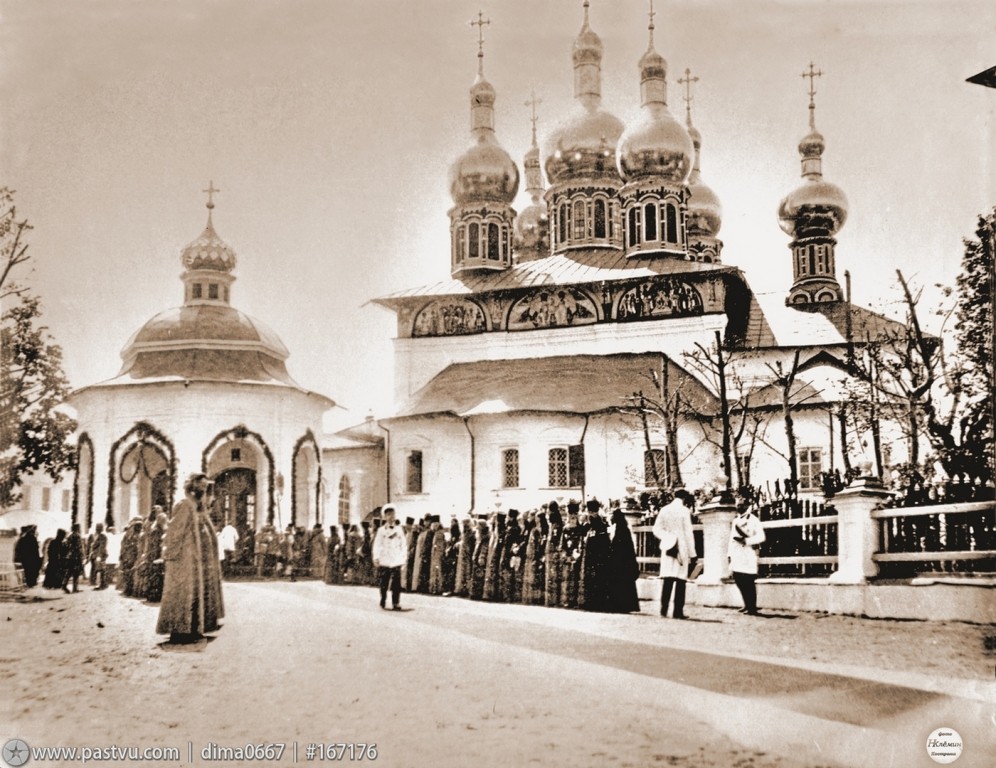 Собор Успения Пресвятой Богородицы в Кремле, Кострома (Кострома, город, Костромская область). архивная фотография, Литургия в Успенском соборе 1913 год.Направление съемки:юг. с сайта https://pastvu.com/p/167176