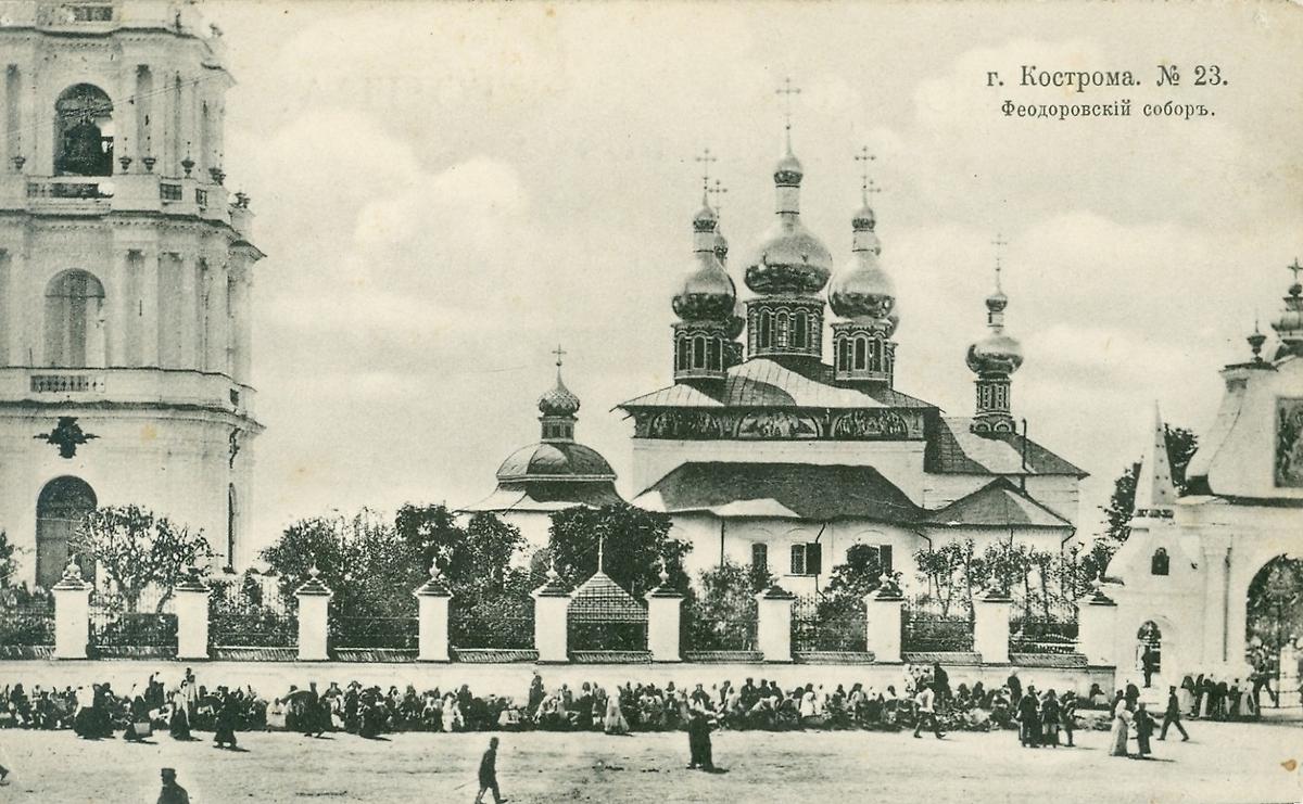 Торговля возле Успенского собора костромского кремля.  Почтовая фотокарточка 1909-1910-х гг., архивная фотография. Собор Успения Пресвятой Богородицы в Кремле, Кострома (Кострома, город, Костромская область)