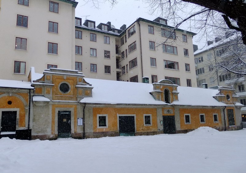 Церковь Сергия Радонежского, Стокгольм (Швеция, Прочие страны). общий вид в ландшафте, Русская церковь прп. Сергия Радонежского занимает левую часть одноэтажной постройки. Справа от нее находится финская православная церковь свт. Николая.