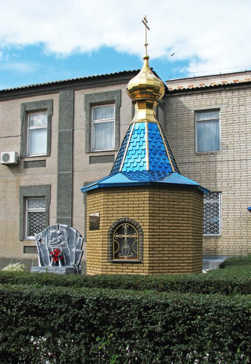 Часовня Пантелеимона Целителя при Медицинском колледже, Купянск (Купянский район, Украина, Харьковская область). общий вид в ландшафте