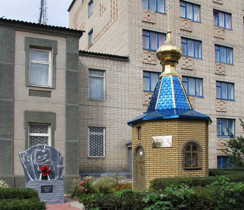 Часовня Пантелеимона Целителя при Медицинском колледже, Купянск (Купянский район, Украина, Харьковская область). общий вид в ландшафте