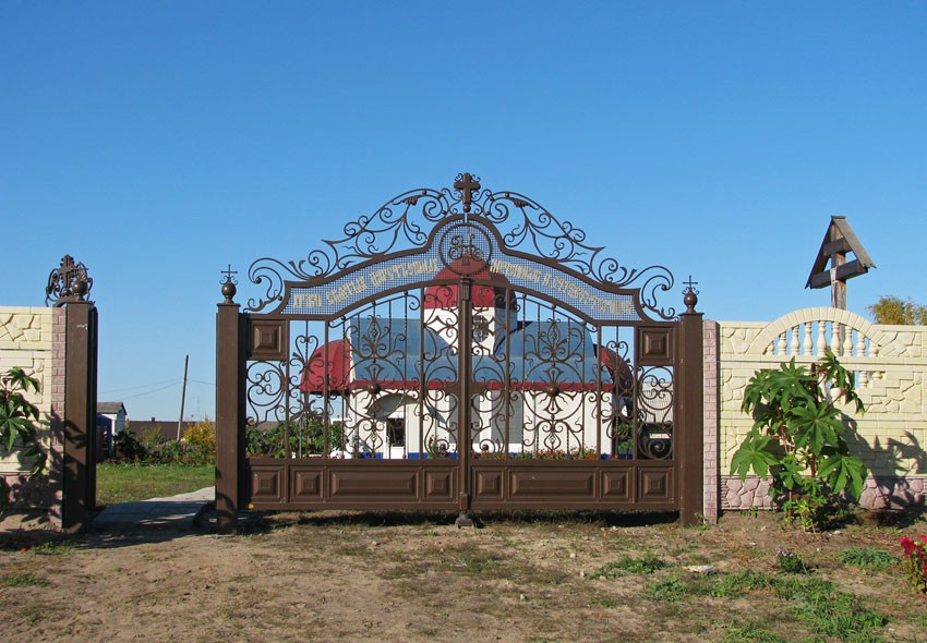 Церковь Царственных страстотерпцев, Клугино-Башкировка (Чугуевский район, Украина, Харьковская область). общий вид в ландшафте