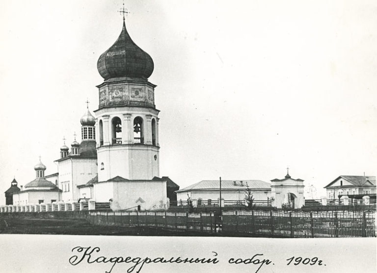 Якутск. Собор Троицы Живоначальной. архивная фотография, Собор Троицы Живоначальной, архивное фото 1909 года.