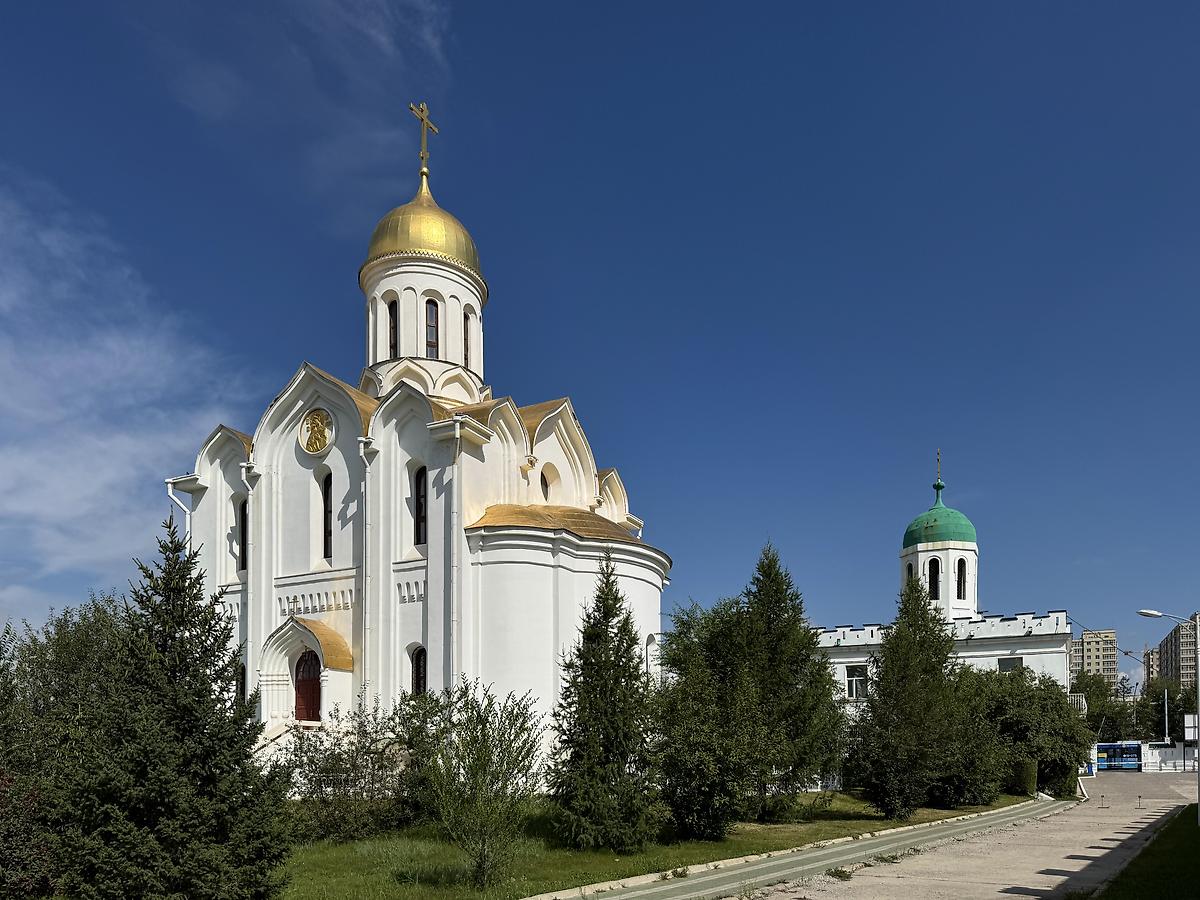 Вид с юго-востока, позади правее временная церковь, общий вид в ландшафте. Церковь Троицы Живоначальной (новая), Улан-Батор (Монголия, Прочие страны)