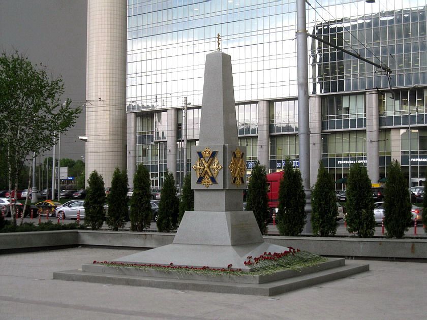 Церковь Преображения Господня в Преображенском (новая), Преображенское (Восточный административный округ (ВАО), г. Москва). дополнительная информация, Памятник в честь воинов Преображенского полка (2015 г.) возле церкви Спаса Преображения в Преображенском.