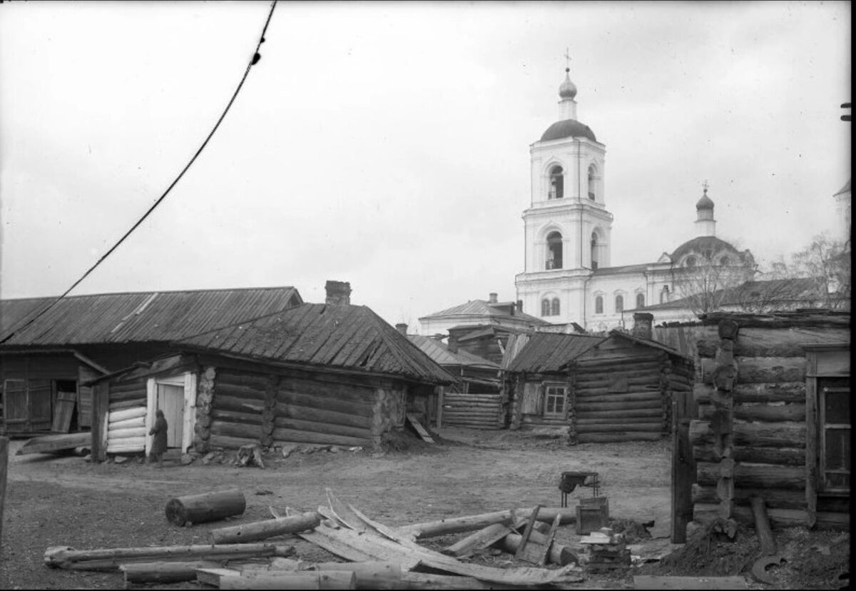 Красноярск. Собор Воскресения Христова. архивная фотография, Со двора д. 1 по ул Дубровинского. Фото https://vk.com/wall-63864114_131016