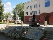 Собор Казанской иконы Божией Матери, Памятная доска на здании городского суда на фоне памятника вышневолоцким архитекторам.<br>, Вышний Волочёк, Вышневолоцкий район и г. Вышний Волочёк, Тверская область