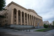 Собор Александра Невского, Здание Парламента, построенное на месте собора<br>, Мтацминдский район, Тбилиси, город, Грузия