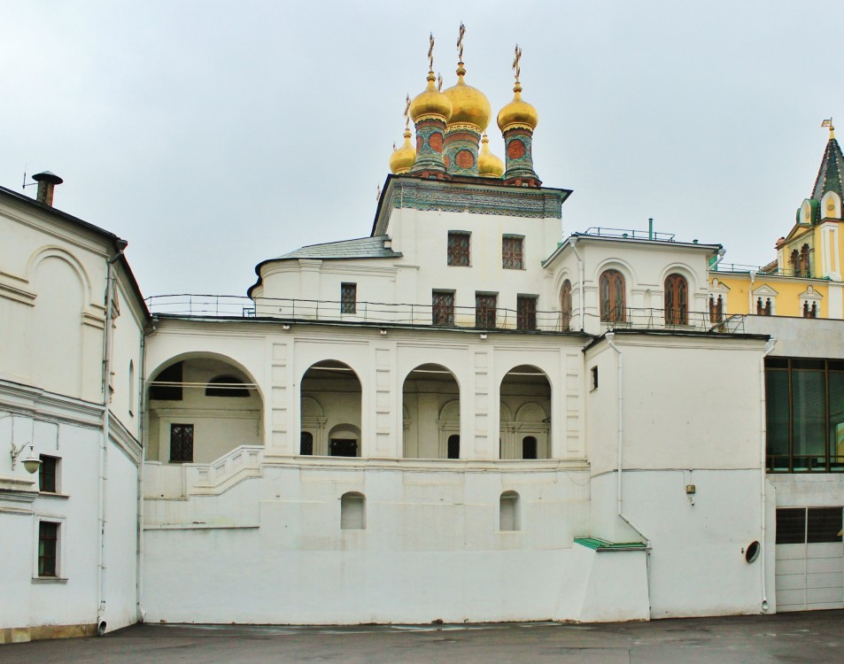 Кремль. Церковь Екатерины, что на Царицыных сенях, Тверской (Центральный административный округ (ЦАО), г. Москва). фасады, Северный фасад Теремного дворца. Вверху церковь Воскресения Словущего, в нижней части (с аркадой) церковь Екатерины