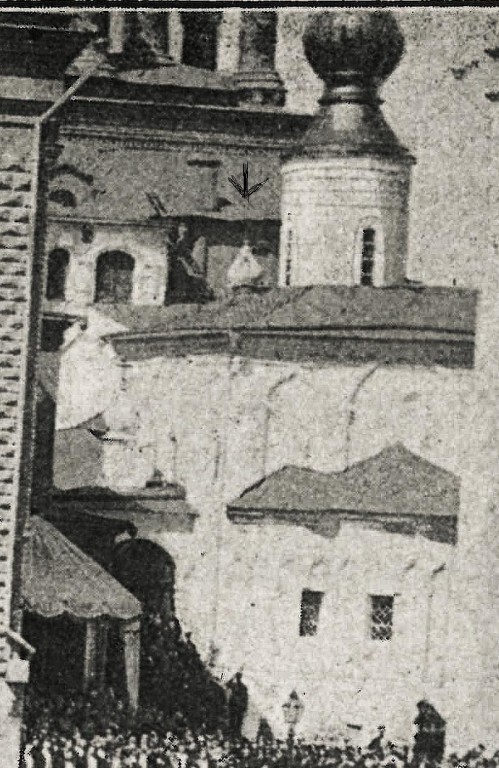 Кремль. Часовня Печерской иконы Божией Матери, Тверской (Центральный административный округ (ЦАО), г. Москва). архивная фотография, Слева от барабана ц. Ризположения проглядывает главка этой часовни. Кадрирование фото из журнала 