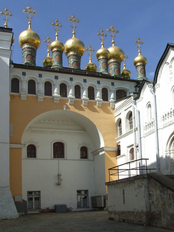Кремль. Церковь Воскресения Словущего, Тверской (Центральный административный округ (ЦАО), г. Москва). дополнительная информация, Первые пять глав справа принадлежат церкви Воскресения Словущего