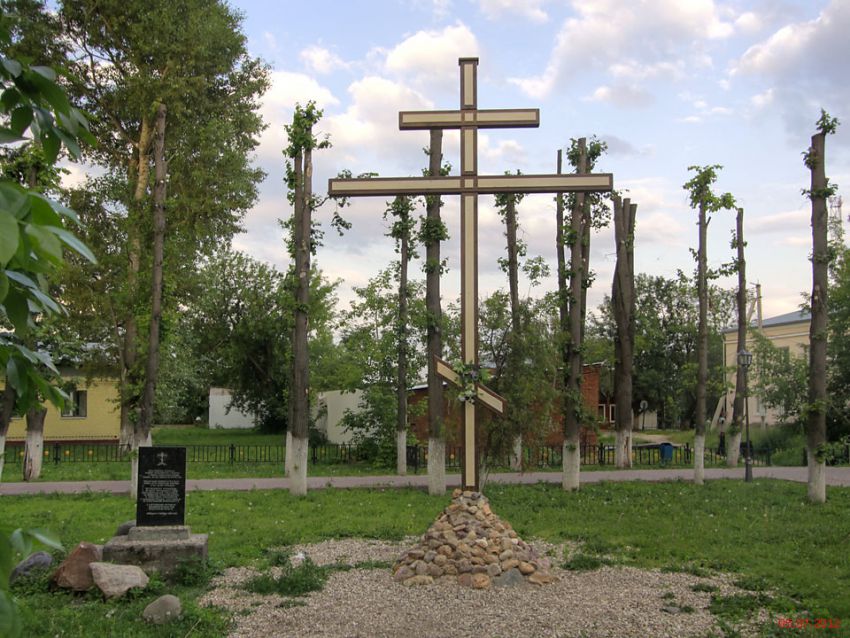 Церковь Спаса Преображения (старая), Лотошино (Лотошинский городской округ, Московская область). общий вид в ландшафте