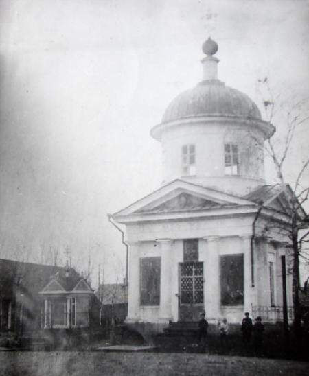 Выдропужск. Часовня Смоленской иконы Божией Матери. архивная фотография, Часовни Смоленской иконы Божией Матери. Слева деревянная, справа каменная. Фото нач. XX в. из архива Выдропужского прихода с сайта http://hram-tver.ru/index.php/khramy-tverskoj-oblasti/spirovskij-rajon/1495-vydropuzhsk-vydropusk-georgievskij-mokryni-pogost-smolenskoj-ikony-bozhiej-materi-chasovni