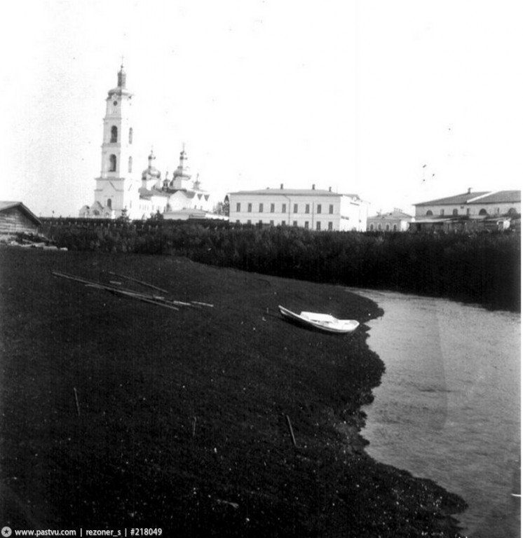 Собор Богоявления Господня, Ирбит (Ирбит (МО город Ирбит), Свердловская область). архивная фотография, Источник: https://pastvu.com/p/218049  Вид на центр города из-за реки Ирбитки, за Пассажем