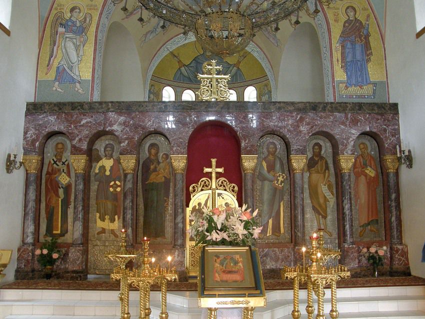 Церковь Рождества Христова, Фрязино (Щёлковский городской округ и г. Фрязино, Московская область). интерьер и убранство, Иконостас из итальянского гранита