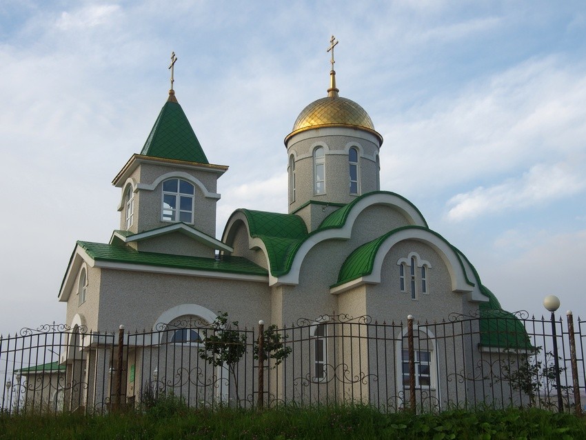 Южно-Курильск. Церковь Троицы Живоначальной (новая). фасады