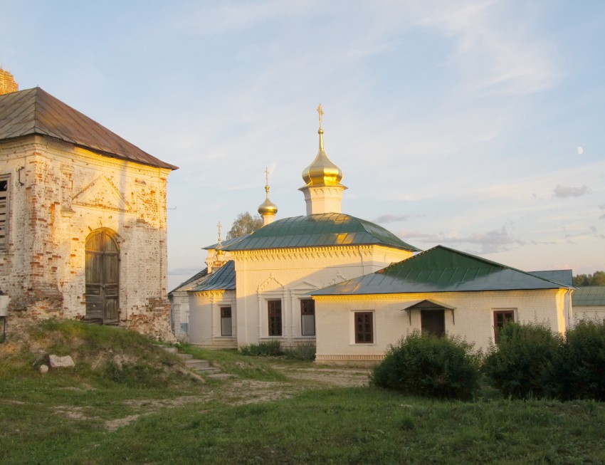 Белбаж. Троицкий Белбажский женский монастырь. Церковь Спаса Нерукотворного Образа. общий вид в ландшафте