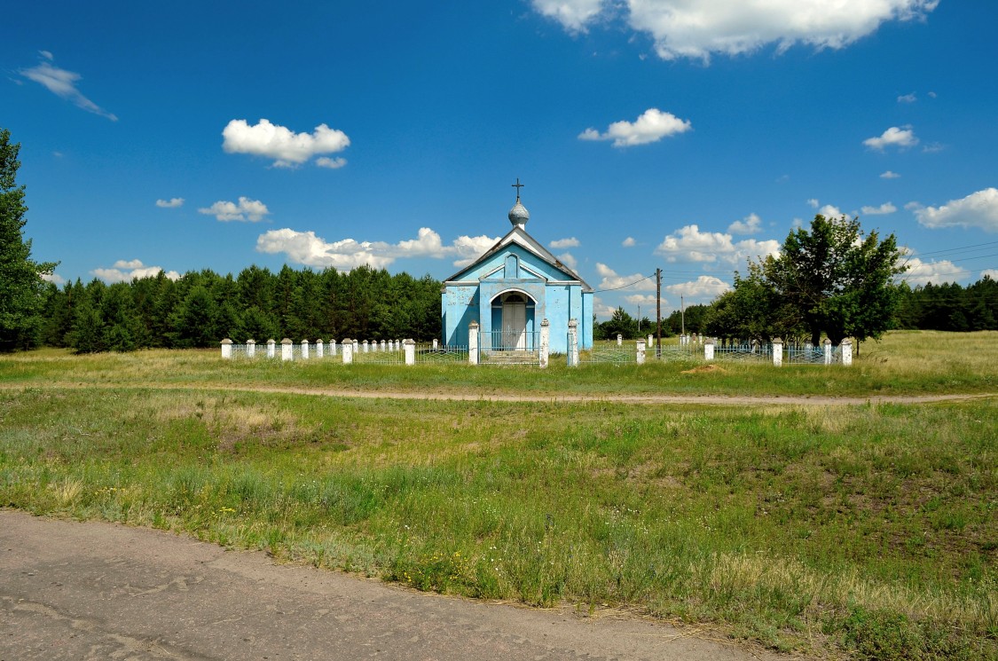 Троицкое. Церковь Покрова Пресвятой Богородицы. общий вид в ландшафте