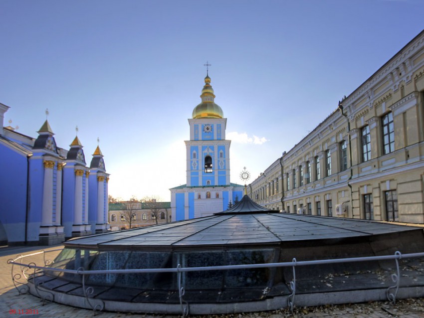 Михайловский Златоверхий монастырь. Церковь Трёх Святителей в надвратной колокольне, Старый Киев (Шевченковский район, Украина, г. Киев). фасады