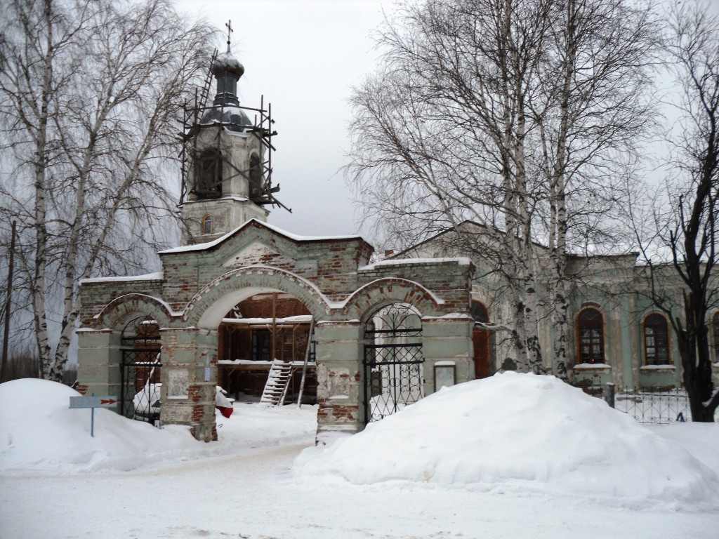 Усть-Салда. Церковь Петра и Павла. общий вид в ландшафте