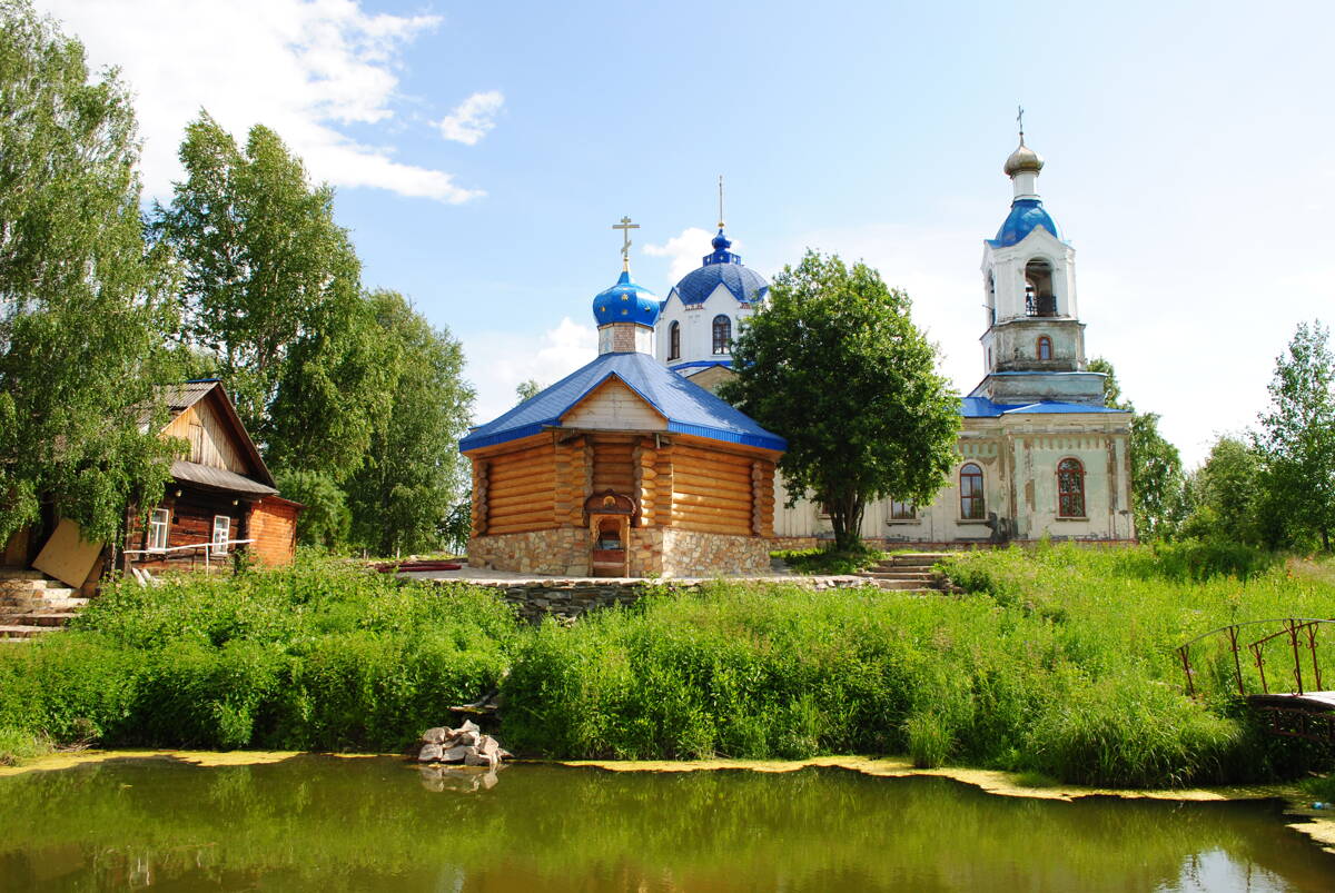 Церковь Петра и Павла, Усть-Салда (Верхотурский район (ГО Верхотурский), Свердловская область). общий вид в ландшафте, Храм и купель.