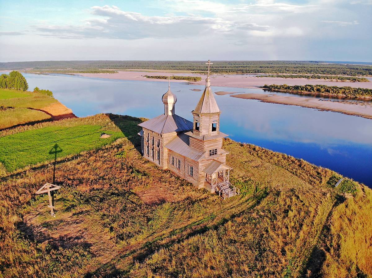 общий вид в ландшафте. Церковь Покрова Пресвятой Богородицы, Большая Нисогора (Лешуконский район, Архангельская область)