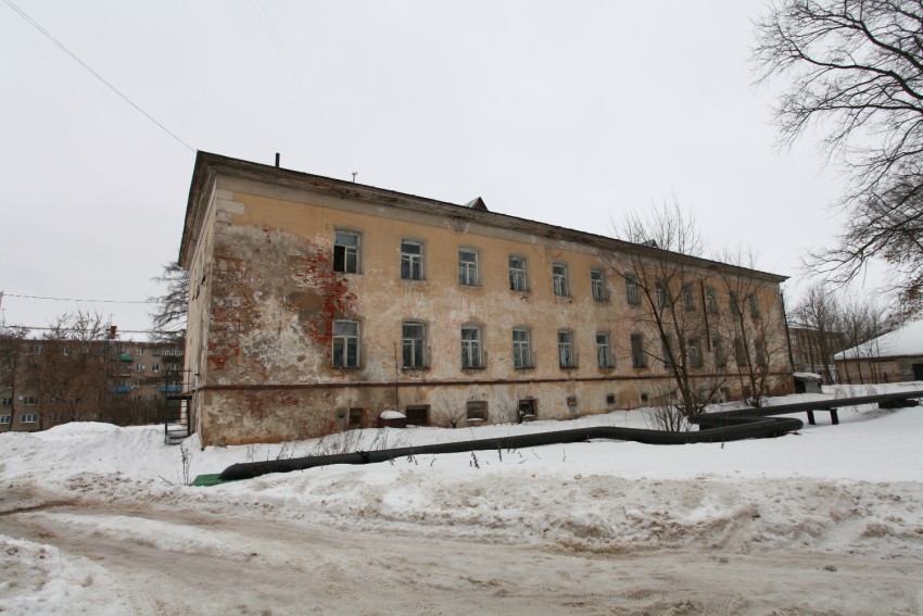 Домовая церковь Александра Невского и Николая Чудотворца при тюремном замке, Углич (Угличский район, Ярославская область). общий вид в ландшафте