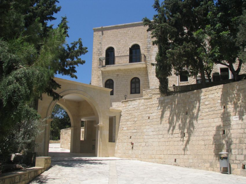 Монастырь Неофита Затворника, Тала (Пафос, Кипр). общий вид в ландшафте