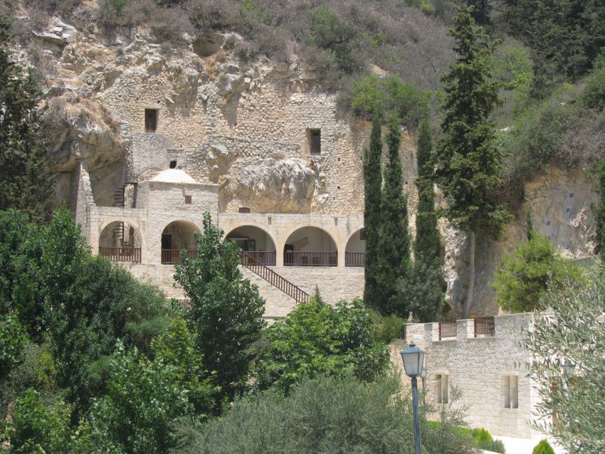 Монастырь Неофита Затворника, Тала (Пафос, Кипр). общий вид в ландшафте