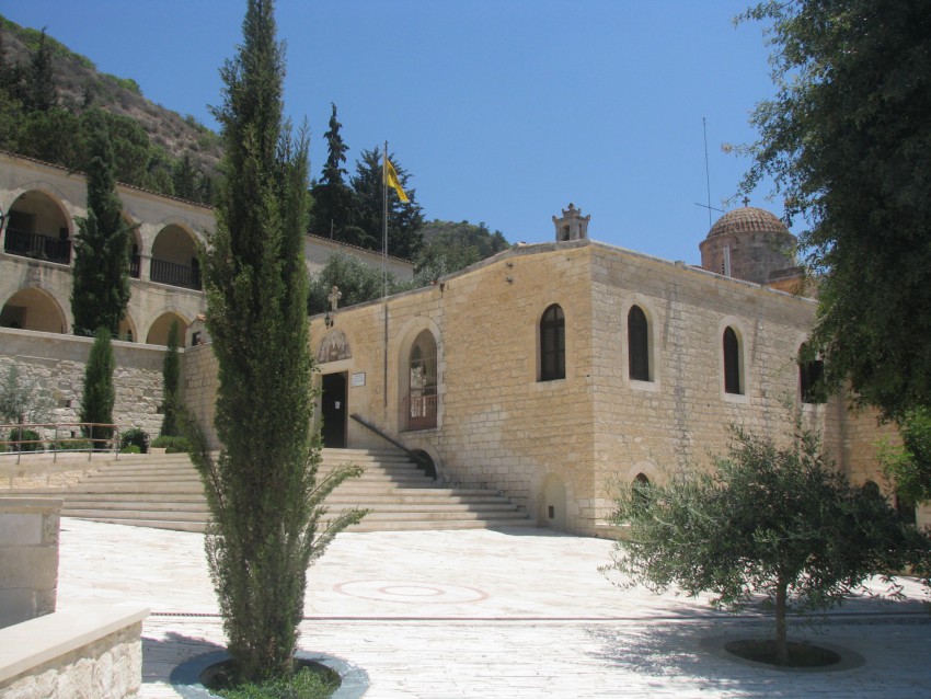 Монастырь Неофита Затворника, Тала (Пафос, Кипр). общий вид в ландшафте