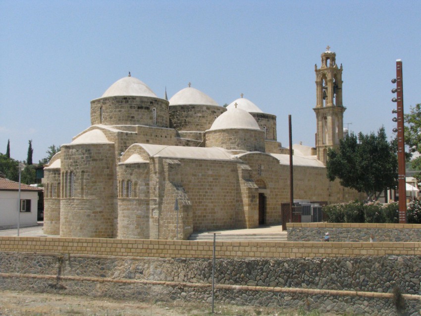 Перистерона. Церковь Варнавы и Илариона. общий вид в ландшафте