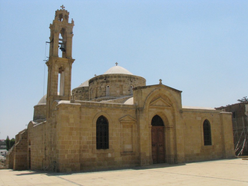 Перистерона. Церковь Варнавы и Илариона. общий вид в ландшафте
