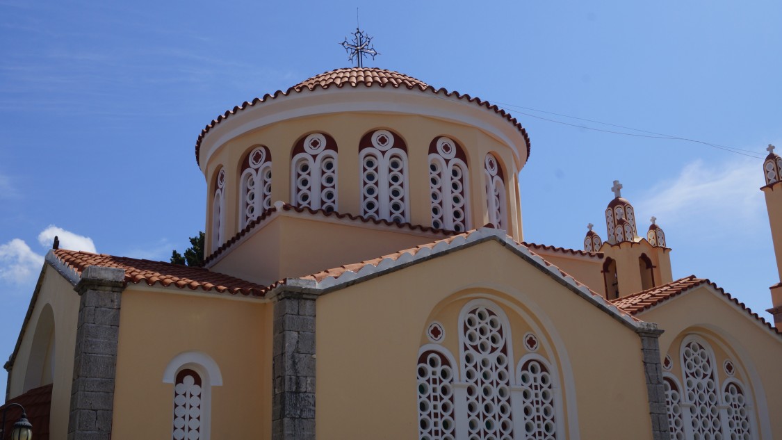 Сиана (Siana). Церковь Пантелеимона Целителя. архитектурные детали, Вид с левой стороны на купол церкви