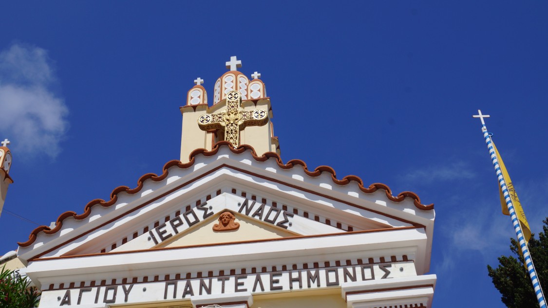 Сиана (Siana). Церковь Пантелеимона Целителя. архитектурные детали, Верхняя часть фронтона над входом
