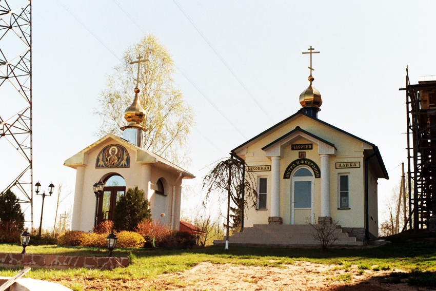 Часовня Петра и Февронии, Белое (Кимрский район и г. Кимры, Тверская область). общий вид в ландшафте