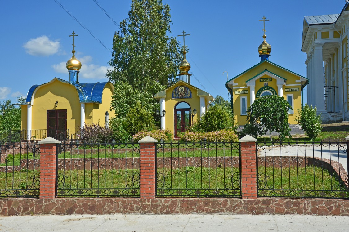 Часовня Петра и Февронии, Белое (Кимрский район и г. Кимры, Тверская область). общий вид в ландшафте