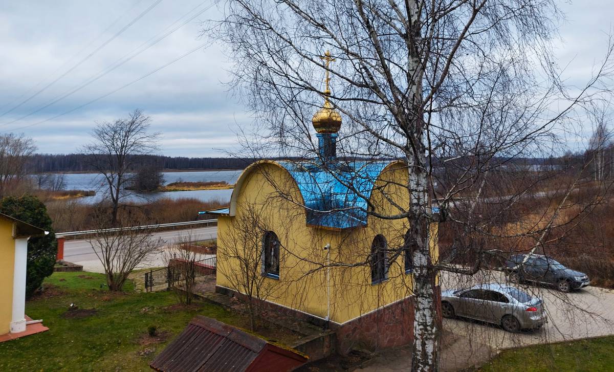 Неизвестная часовня, Белое (Кимрский район и г. Кимры, Тверская область). общий вид в ландшафте