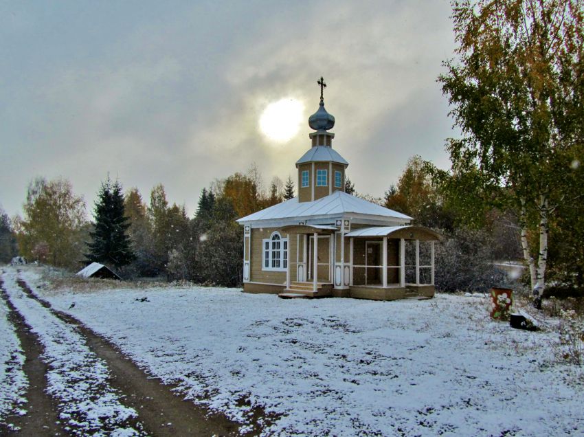 Часовня Георгия Победоносца, Першинская (Вельский район, Архангельская область). общий вид в ландшафте, часовня отремонтирована летом 2013 г.
