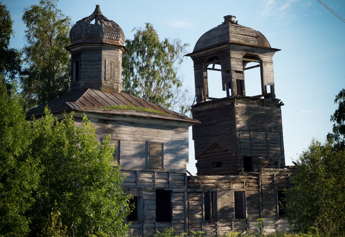 Церковь Николая Чудотворца, Кочигино (Тимоневская) (Вельский район, Архангельская область). архитектурные детали, Рушатся колокольня и купол.