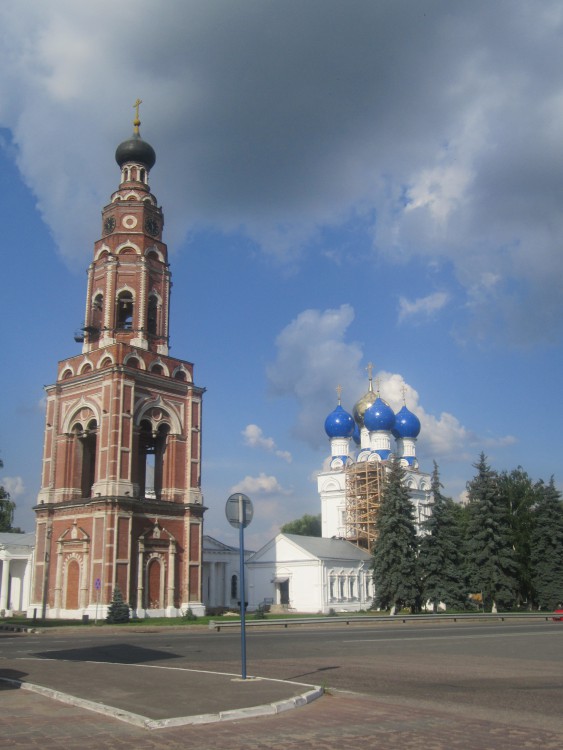 Бронницы. Храмовый комплекс. Cобор Михаила Архангела и церковь Иерусалимской иконы Божией Матери. фасады