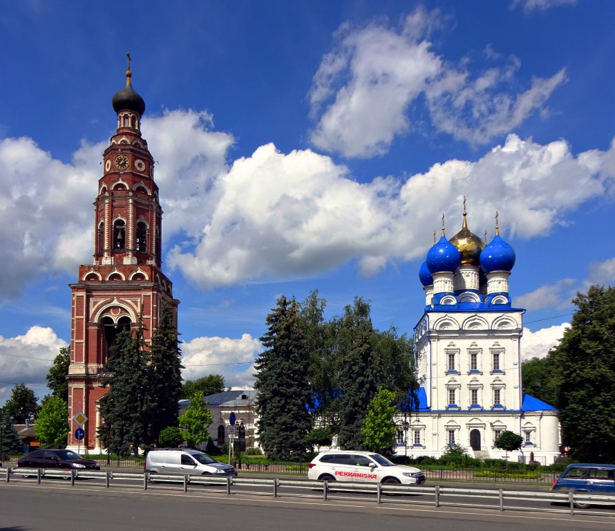 Бронницы. Храмовый комплекс. Cобор Михаила Архангела и церковь Иерусалимской иконы Божией Матери. фасады