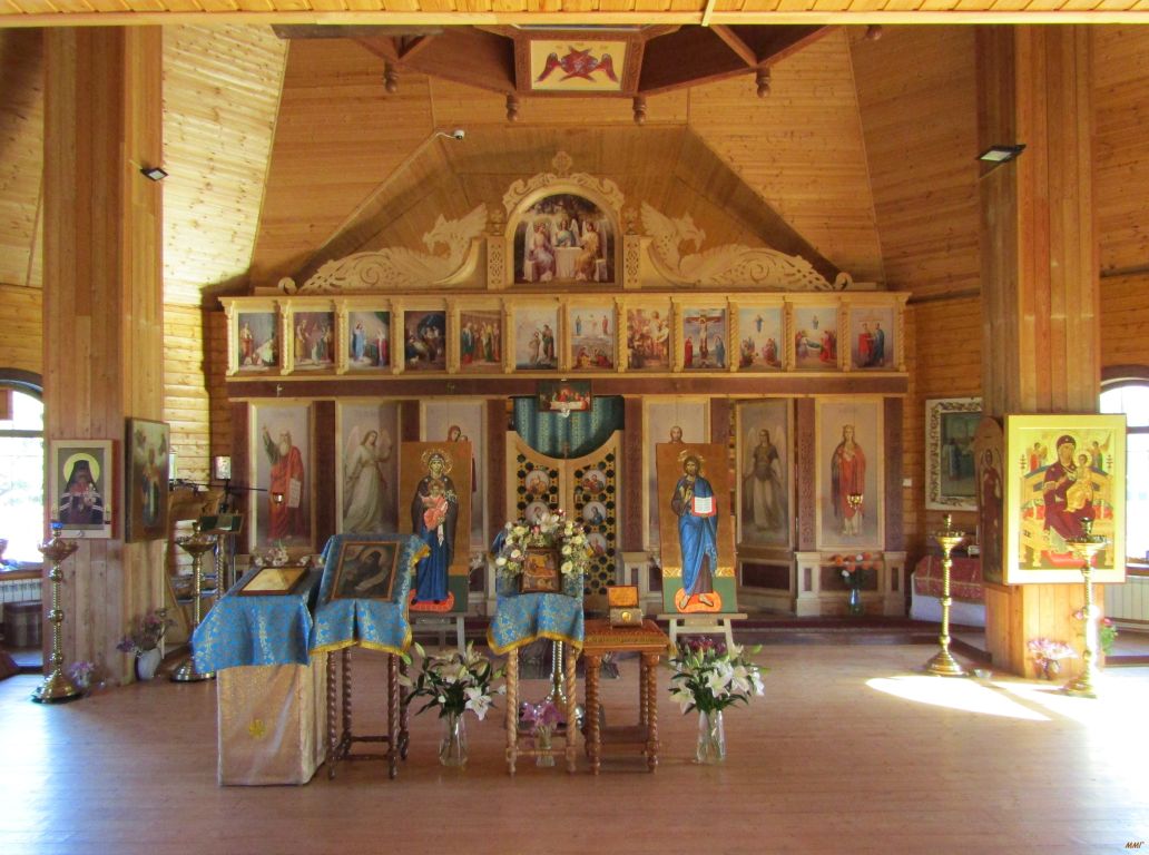 Церковь Варвары великомученицы (новая), Рахья (Всеволожский район, Ленинградская область). интерьер и убранство, Внутри храма. Иконостас.