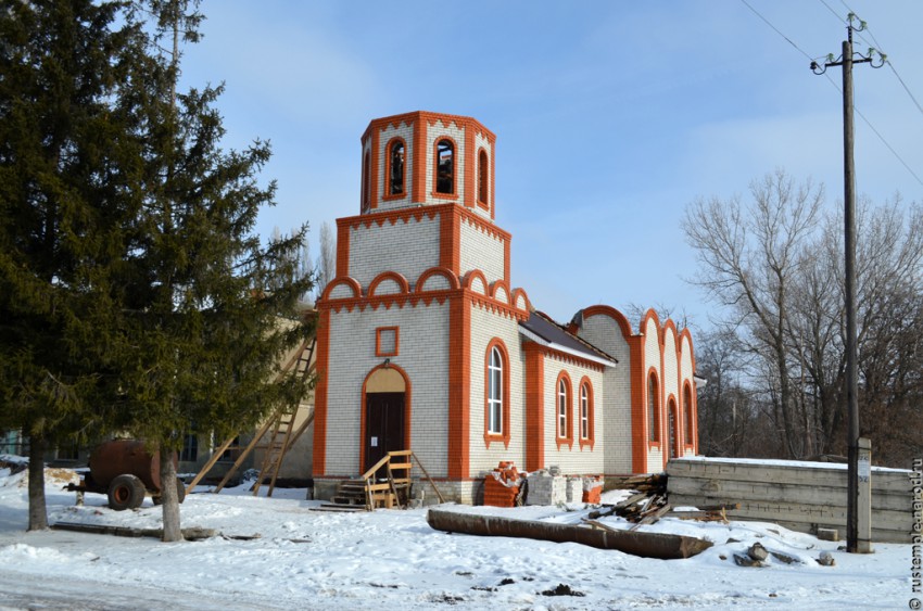 Краснолипье. Церковь Космы и Дамиана. общий вид в ландшафте