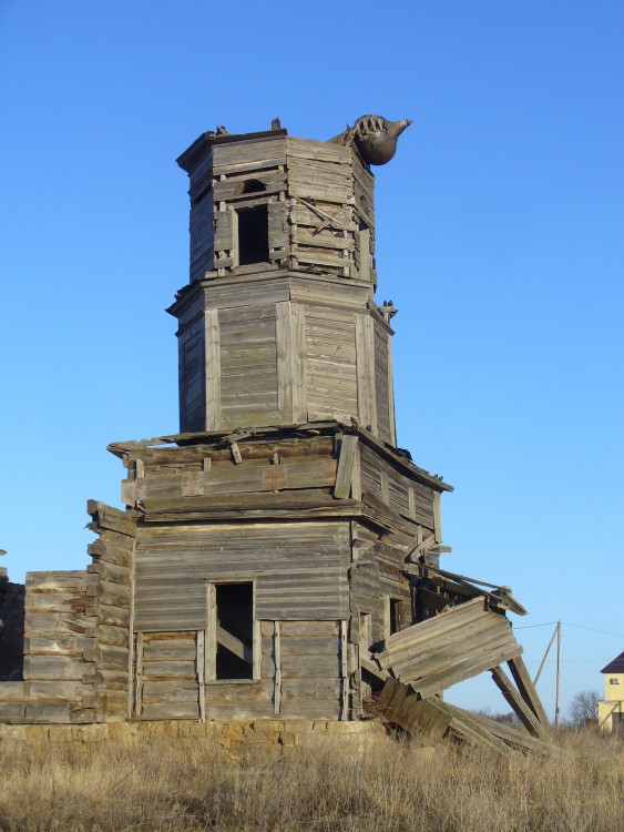 Церковь Михаила Архангела, Саконы (Алексеевский район, Республика Татарстан). архитектурные детали, Колокольня и провалившийся купол на ней.