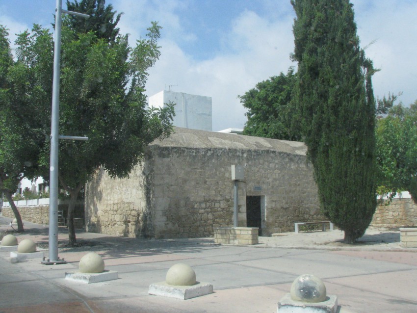 Пафос. Церковь Георгия Победоносца. общий вид в ландшафте
